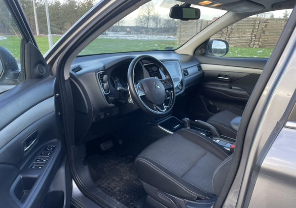 Mitsubishi Outlander cena 93000 przebieg: 83000, rok produkcji 2019 z Dukla małe 106